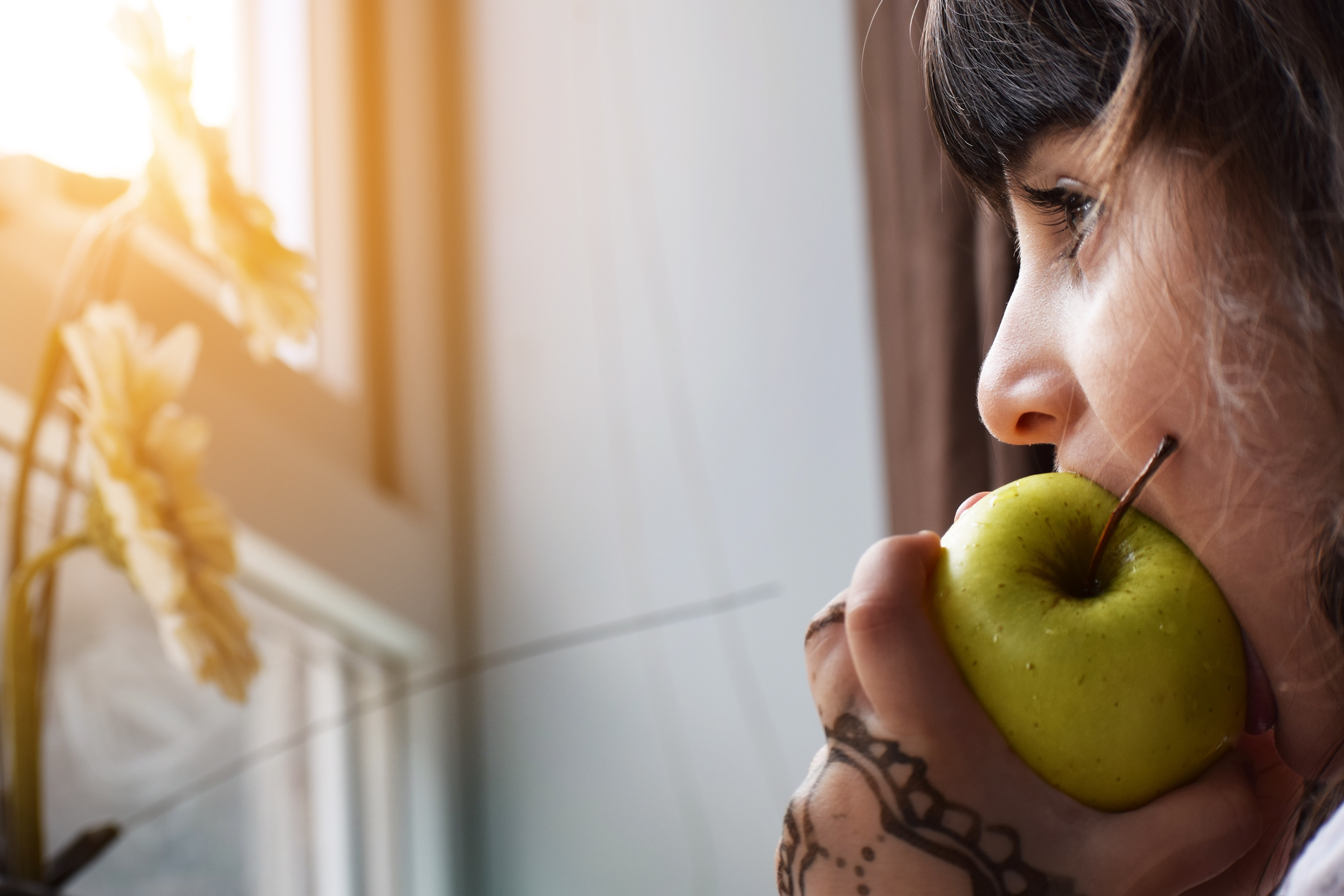 Pige tager en bid af et saftigt æble